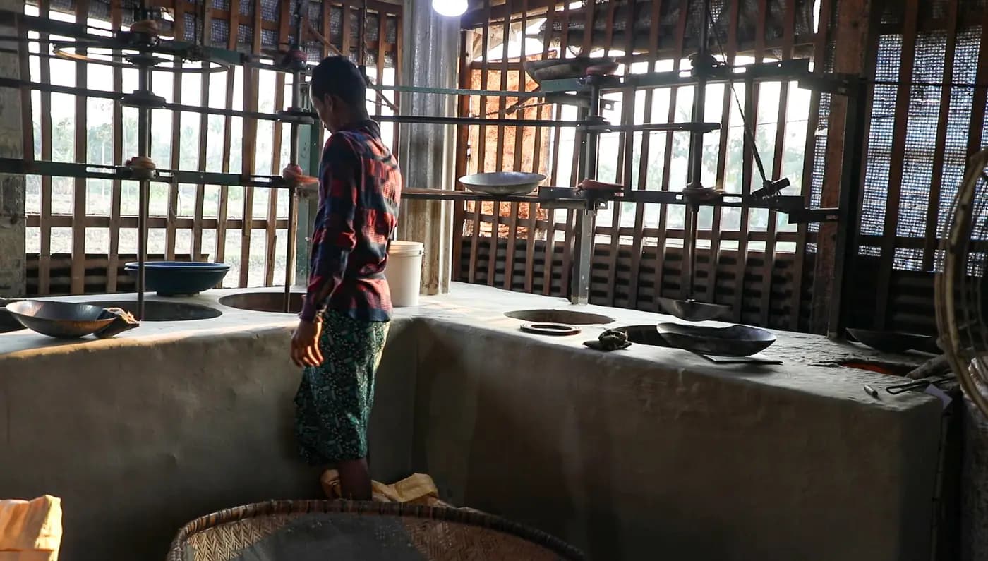 Worker at the ovens of the local muri mill