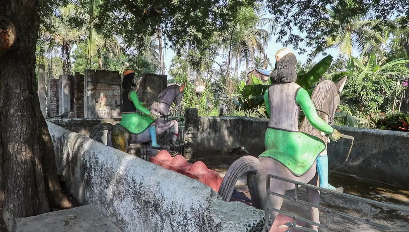 Green-clad horse-rider statues of Pirbaba